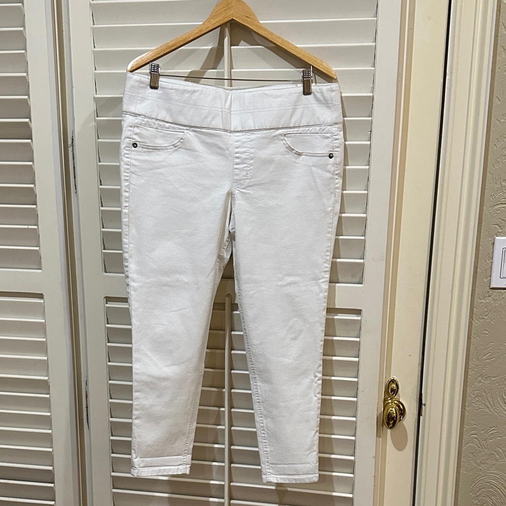 Elegant White reCreation Cropped Jeans for Women.Size 12